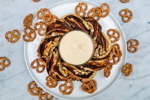 Плетене кільце з Nutella та подрібненими претцелями
