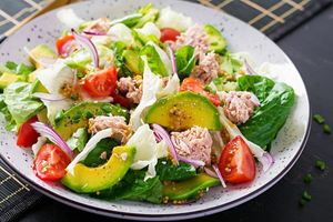 Салат зі стейком з тунця та свіжими овочами