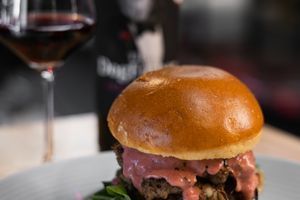 Smash Burger з мармуровою яловичиною та соусом бешамель із копченим буряком